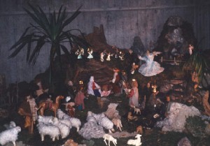 Foto der Krippe im Kirchenschiff in St. Simpert